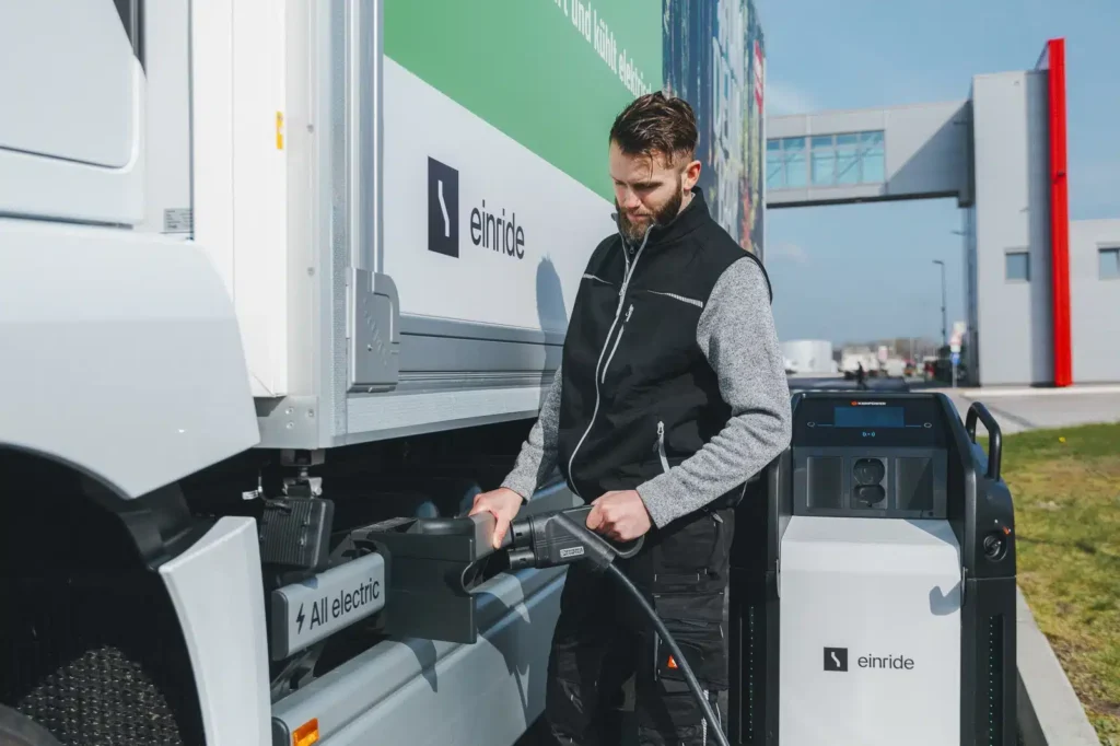 Einride ist ein führendes schwedisches Unternehmen im Bereich der Frachttechnologie und hat sich insbesondere auf den Einsatz von Elektromobilität spezialisiert.